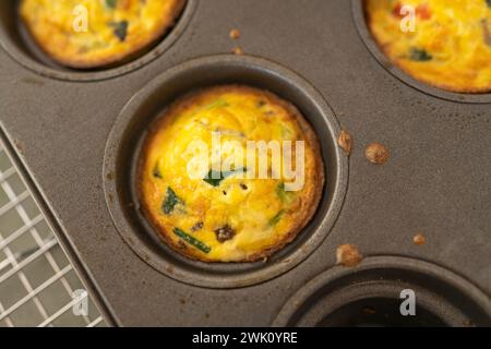 Un singolo muffin alla frittata in padella appena sfornata Foto Stock