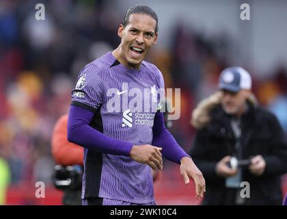 Londra, Regno Unito. 17 febbraio 2024. Virgil van Dijk di Liverpool applaude i tifosi dopo la partita di Premier League al Gtech Community Stadium di Londra. Il credito per immagini dovrebbe essere: Paul Terry/Sportimage Credit: Sportimage Ltd/Alamy Live News Foto Stock