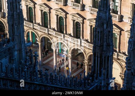 Vista degli archi di fronte alla Galleria Vittorio Emanuelle II dal tetto del Duomo, la cattedrale di Milano, in Italia, in Europa. Foto Stock