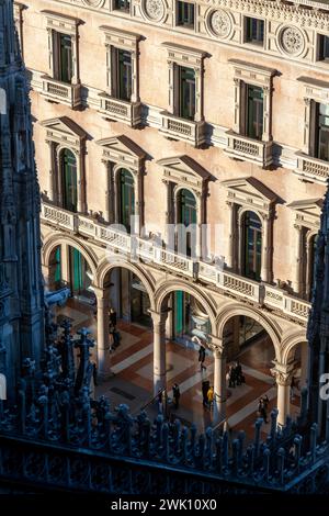 Vista degli archi di fronte alla Galleria Vittorio Emanuelle II dal tetto del Duomo, la cattedrale di Milano, in Italia, in Europa. Foto Stock