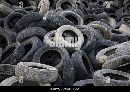 Cumulo di pneumatici per auto e camion scartati presso il deposito di riciclaggio. Foto Stock