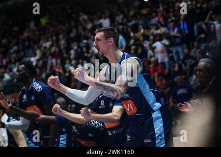 Torino, Italia. 17 febbraio 2024. GeVi Napoli Basket Tomislav Zubcic festeggia durante la semifinale Frecciarossa Final Eight Basket tra UNAHOTELS Reggio Emilia e GeVi Napoli Basket a Torino - sabato 17 FEBBRAIO 2024. Sport - Basket (foto di Marco Alpozzi/Lapresse) credito: LaPresse/Alamy Live News Foto Stock