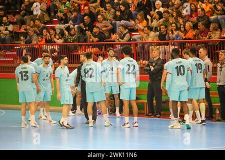 Torrelavega, Spagna, 17 febbraio 2024: I giocatori del Barca ascoltano le ultime istruzioni durante il 18° Matchday della Plenitude League tra Bathco BM. Torrelavega e Barca, il 17 febbraio 2024, presso il Padiglione Municipale Vicente Trueba di Torrelavega, Spagna. Crediti: Alberto Brevers / Alamy Live News. Foto Stock