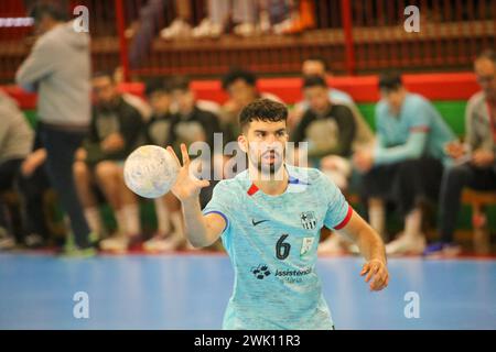 Torrelavega, Spagna, 17 febbraio 2024: Giocatore del Barca, Pol Valera (6) con il pallone nel 18° giorno della Plenitude League tra Bathco BM. Torrelavega e Barca, il 17 febbraio 2024, presso il Padiglione Municipale Vicente Trueba di Torrelavega, Spagna. Crediti: Alberto Brevers / Alamy Live News. Foto Stock