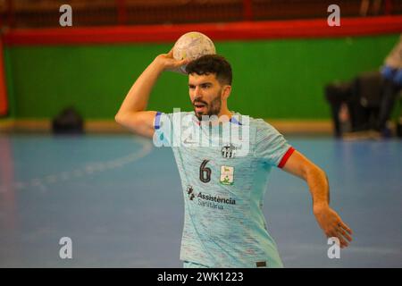 Torrelavega, Spagna, 17 febbraio 2024: Giocatore del Barca, Pol Valera (6) con il pallone nel 18° giorno della Plenitude League tra Bathco BM. Torrelavega e Barca, il 17 febbraio 2024, presso il Padiglione Municipale Vicente Trueba di Torrelavega, Spagna. Crediti: Alberto Brevers / Alamy Live News. Foto Stock