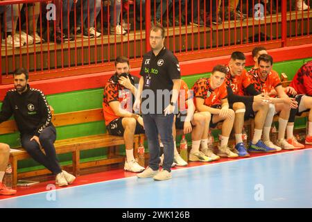 Torrelavega, Spagna, 17 febbraio 2024: Il coach di Bathco BM. Torrelavega, Alejandro Mozas durante il 18° Matchday della Plenitude League tra Bathco BM. Torrelavega e Barca, il 17 febbraio 2024, presso il Padiglione Municipale Vicente Trueba di Torrelavega, Spagna. Crediti: Alberto Brevers / Alamy Live News. Foto Stock