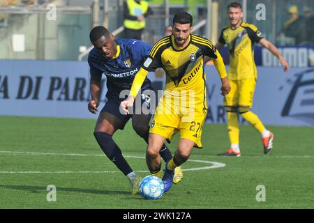 Parma, Italia. 17 febbraio 2024. Mattia Valoti (Pisa) sventato da Simon Solomon Sohm (Parma) durante Parma calcio vs AC Pisa, partita di serie B a Parma, Italia, 17 febbraio 2024 credito: Agenzia fotografica indipendente/Alamy Live News Foto Stock