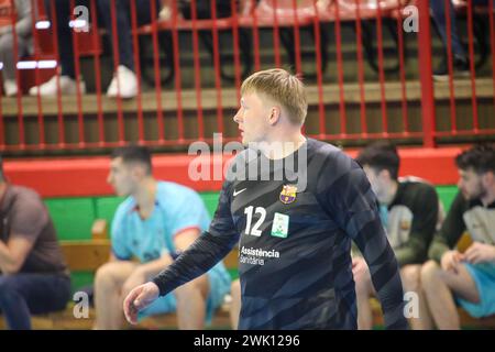 Torrelavega, Spagna, 17 febbraio 2024: Il portiere di Barca, Emil Nielsen (12), durante la 18a partita della Plenitude League tra Bathco BM. Torrelavega e Barca, il 17 febbraio 2024, presso il Padiglione Municipale Vicente Trueba di Torrelavega, Spagna. Crediti: Alberto Brevers / Alamy Live News. Foto Stock