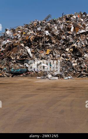 Pile di articoli metallici per uso domestico e industriale scartati presso il deposito rottami per il riciclaggio dei metalli. Foto Stock