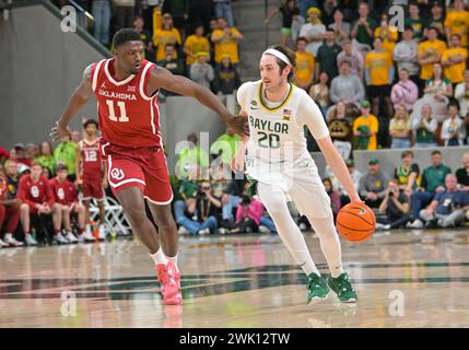 Waco, Texas, Stati Uniti. 13 febbraio 2024. L'attaccante degli Oklahoma Sooners Yaya Keita (11) protegge l'attaccante dei Baylor Bears Austin Sacks (20) durante la seconda metà della partita di pallacanestro NCAA tra Oklahoma Sooners e Baylor Bears al Foster Pavilion di Waco, Texas. Matthew Lynch/CSM/Alamy Live News Foto Stock