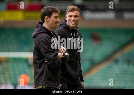 Sydney van Hooijdonk di Norwich City parla con Christian Fassnacht di Norwich City prima della partita del Campionato Sky Bet tra Norwich City e Cardiff City a Carrow Road, Norwich, sabato 17 febbraio 2024. (Foto: David Watts | mi News) crediti: MI News & Sport /Alamy Live News Foto Stock