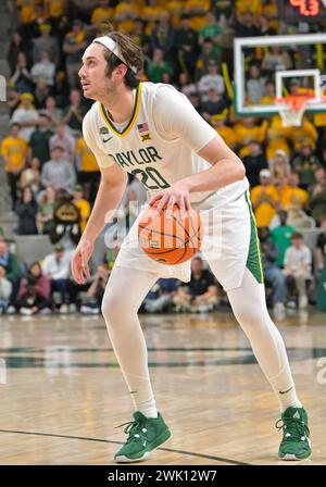 Waco, Texas, Stati Uniti. 13 febbraio 2024. L'attaccante dei Baylor Bears Austin Sacks (20) si prepara a sparare un tiro da tre punti durante il secondo tempo della partita di basket NCAA tra Oklahoma Sooners e Baylor Bears al Foster Pavilion di Waco, Texas. Matthew Lynch/CSM/Alamy Live News Foto Stock