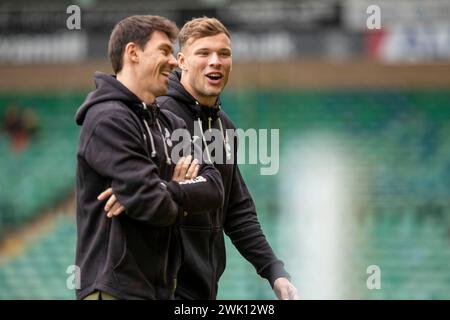 Sydney van Hooijdonk di Norwich City parla con Christian Fassnacht di Norwich City prima della partita del Campionato Sky Bet tra Norwich City e Cardiff City a Carrow Road, Norwich, sabato 17 febbraio 2024. (Foto: David Watts | mi News) crediti: MI News & Sport /Alamy Live News Foto Stock