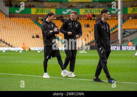 Sydney van Hooijdonk di Norwich City con Dimitris Giannoulis di Norwich City e Christian Fassnacht di Norwich City prima della partita del Campionato Sky Bet tra Norwich City e Cardiff City a Carrow Road, Norwich, sabato 17 febbraio 2024. (Foto: David Watts | mi News) crediti: MI News & Sport /Alamy Live News Foto Stock