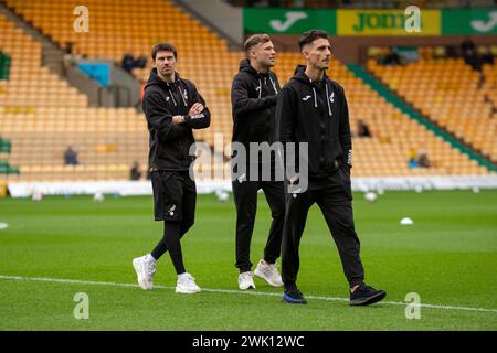 Sydney van Hooijdonk di Norwich City con Dimitris Giannoulis di Norwich City e Christian Fassnacht di Norwich City prima della partita del Campionato Sky Bet tra Norwich City e Cardiff City a Carrow Road, Norwich, sabato 17 febbraio 2024. (Foto: David Watts | mi News) crediti: MI News & Sport /Alamy Live News Foto Stock