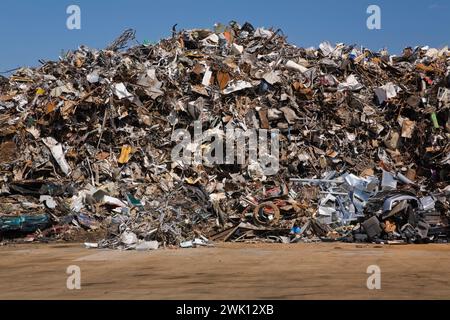 Pile di articoli metallici per uso domestico e industriale scartati presso il deposito rottami per il riciclaggio dei metalli. Foto Stock
