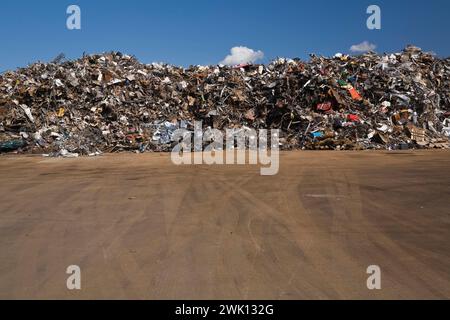 Pile di articoli metallici per uso domestico e industriale scartati presso il deposito rottami per il riciclaggio dei metalli. Foto Stock