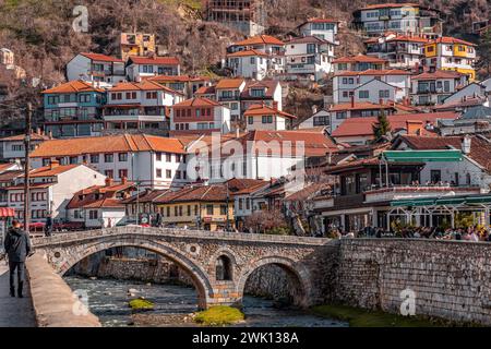 Prizren, Kosovo - 6 febbraio 2024: Il vecchio ponte in pietra a Prizren, Kosovo. Fu costruito durante l'era ottomana sul fiume Bistrica. Foto Stock