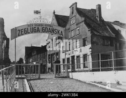 Gdańsk, Polonia. Cantiere navale di Gdańsk. Il cartello all'ingresso della compagnia Żegluga Gdańska, nel porto di Danzica. 1945 Foto Stock