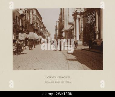 Costantinopoli [Istanbul]. Turchia. La gente si fa strada lungo la Grand Rue de Péra (ora viale İstiklal) a Istanbul, Turchia. Fotografia d'epoca 1901 Foto Stock