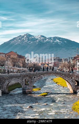 Prizren, Kosovo - 6 febbraio 2024: Il vecchio ponte in pietra a Prizren, Kosovo. Fu costruito durante l'era ottomana sul fiume Bistrica. Foto Stock