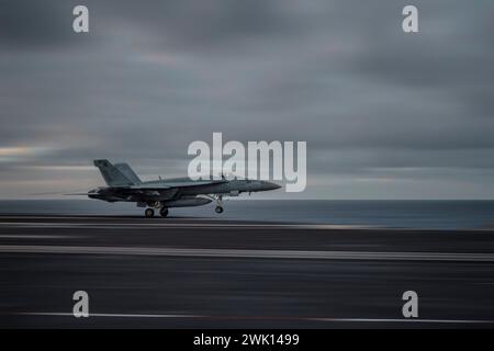 PHILIPPINE SEA (15 febbraio 2024) un F/A-18E Super Hornet, attaccato ai "Blue Blasters" dello Strike Fighter Squadron (VFA) 34, viene lanciato fuori dalla cabina di volo della portaerei classe Nimitz USS Theodore Roosevelt (CVN 71), 15 febbraio 2024. La Theodore Roosevelt, nave ammiraglia del Carrier Strike Group Nine, sta conducendo operazioni di routine nell'area delle operazioni della 7th Fleet. Parte integrante della U.S. Pacific Fleet, la U.S. 7th Fleet gestisce le forze navali nell'Indo-Pacifico e fornisce l'addestramento realistico e pertinente necessario per eseguire il ruolo della US Navy in tutto lo spettro di milit Foto Stock