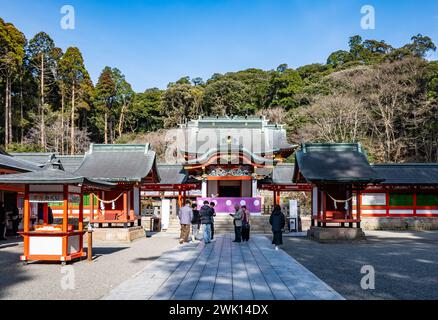 La gente visita Kirishima Jingu 霧島神宮, un santuario shintoista. Kirishima, Kagoshima, Giappone. Foto Stock