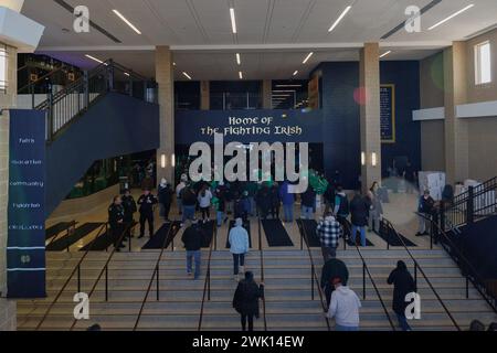 South Bend, Indiana, Stati Uniti. 17 febbraio 2024. I tifosi entrano nell'arena prima della partita di hockey NCAA tra i Minnesota Golden Gophers e i Notre Dame Fighting Irish alla Compton Family Ice Arena di South Bend, Indiana. John Mersits/CSM/Alamy Live News Foto Stock