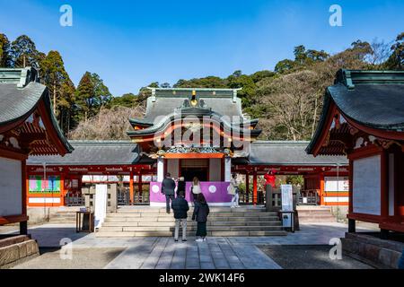 La gente visita Kirishima Jingu 霧島神宮, un santuario shintoista. Kirishima, Kagoshima, Giappone. Foto Stock