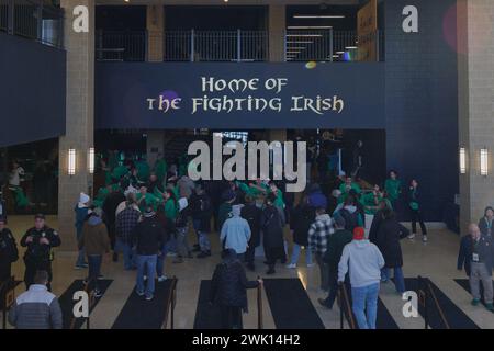 South Bend, Indiana, Stati Uniti. 17 febbraio 2024. I tifosi entrano nell'arena prima della partita di hockey NCAA tra i Minnesota Golden Gophers e i Notre Dame Fighting Irish alla Compton Family Ice Arena di South Bend, Indiana. John Mersits/CSM/Alamy Live News Foto Stock