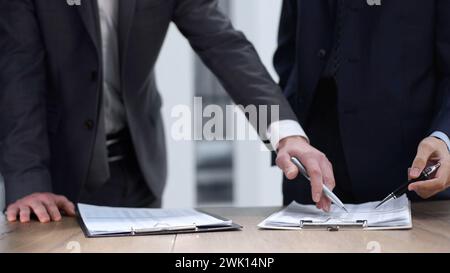 Discussione sul contratto durante la negoziazione Foto Stock
