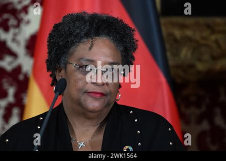 Monaco, Germania. 17 febbraio 2024. Mia Amor Mottley, primo ministro delle Barbados, fa un'apparizione alla residenza di Monaco. Si prevede che circa 50 capi di Stato e di governo e circa 100 ministri parteciperanno alla più importante riunione mondiale di politici ed esperti in materia di politica di sicurezza. Crediti: Felix Hörhager/dpa/Alamy Live News Foto Stock