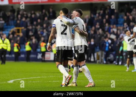 Londra, Regno Unito. 17 febbraio 2024. Il difensore dello Sheffield Wednesday Pol Valentin (14) e il difensore dello Sheffield Wednesday Liam Palmer (2) festeggiano durante la partita del Millwall FC contro Sheffield Wednesday FC Sky BET EFL Championship al Den, Londra, Inghilterra, Regno Unito il 17 febbraio 2024 Credit: Every Second Media/Alamy Live News Foto Stock