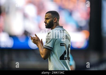 Londra, Regno Unito. 17 febbraio 2024. Michael Ihiekwe (20), difensore dello Sheffield Wednesday, gesti durante la partita del Millwall FC contro Sheffield Wednesday FC Sky bet del campionato EFL al Den, Londra, Inghilterra, Regno Unito il 17 febbraio 2024 Credit: Every Second Media/Alamy Live News Foto Stock