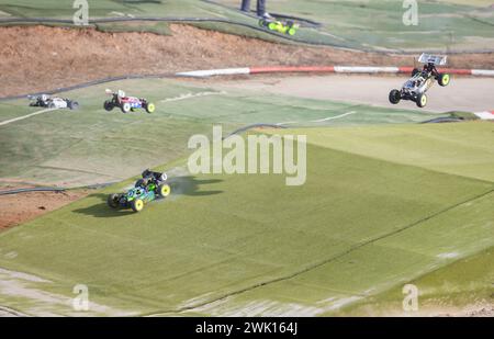 Merida, Spagna - 28 gennaio 2024: Extremadura 1/8tt gas Championship RC Car. Auto che saltano Foto Stock