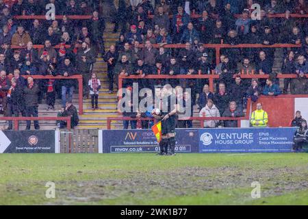 L'FC United of Manchester (FCUM) ha ospitato una partita della Northern Premier League (NPL) North contro il Warrington Rylands FC. Dopo una grande quantità di lavoro da parte del Ground, il match andò avanti, ma dopo 61 minuti, dopo essersi consultato con il suo linesman, fu rimosso a causa di un campo d'acqua Credit: John Hopkins/Alamy Live News Foto Stock