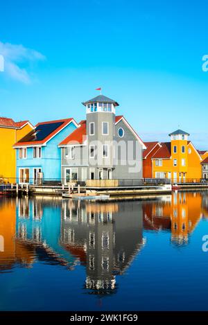 Groningen Reitdiephaven Reitdiep Marina, porto portuale. Colorato lungomare e case sul molo in stile scandinavo. Foto Stock