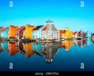 Groningen Reitdiephaven Reitdiep Marina, porto portuale. Colorato lungomare e case sul molo in stile scandinavo. Foto Stock