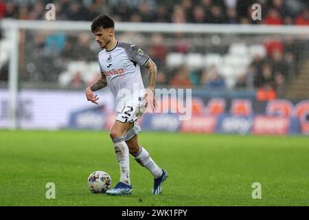 Swansea, Regno Unito. 17 febbraio 2024. Jamie Paterson di Swansea City in azione. Partita del campionato EFL Skybet, Swansea City contro Ipswich Town allo Stadio Swansea.com di Swansea, Galles, sabato 17 febbraio 2024. Questa immagine può essere utilizzata solo per scopi editoriali. Solo per uso editoriale, foto di Andrew Orchard/Andrew Orchard fotografia sportiva/Alamy Live news credito: Andrew Orchard fotografia sportiva/Alamy Live News Foto Stock