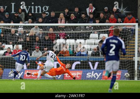 Swansea, Regno Unito. 17 febbraio 2024. Conor Chaplin di Ipswich Town (10) segna la sua squadra 2 ° gol. Partita del campionato EFL Skybet, Swansea City contro Ipswich Town allo Stadio Swansea.com di Swansea, Galles, sabato 17 febbraio 2024. Questa immagine può essere utilizzata solo per scopi editoriali. Solo per uso editoriale, foto di Andrew Orchard/Andrew Orchard fotografia sportiva/Alamy Live news credito: Andrew Orchard fotografia sportiva/Alamy Live News Foto Stock