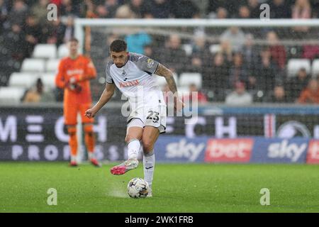 Swansea, Regno Unito. 17 febbraio 2024. Nathan Wood di Swansea City in azione. Partita del campionato EFL Skybet, Swansea City contro Ipswich Town allo Stadio Swansea.com di Swansea, Galles, sabato 17 febbraio 2024. Questa immagine può essere utilizzata solo per scopi editoriali. Solo per uso editoriale, foto di Andrew Orchard/Andrew Orchard fotografia sportiva/Alamy Live news credito: Andrew Orchard fotografia sportiva/Alamy Live News Foto Stock