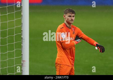 Swansea, Regno Unito. 17 febbraio 2024. Carl Rushworth, il portiere di Swansea City guarda. Partita del campionato EFL Skybet, Swansea City contro Ipswich Town allo Stadio Swansea.com di Swansea, Galles, sabato 17 febbraio 2024. Questa immagine può essere utilizzata solo per scopi editoriali. Solo per uso editoriale, foto di Andrew Orchard/Andrew Orchard fotografia sportiva/Alamy Live news credito: Andrew Orchard fotografia sportiva/Alamy Live News Foto Stock