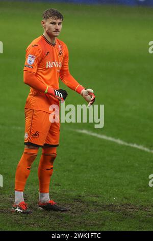 Swansea, Regno Unito. 17 febbraio 2024. Carl Rushworth, il portiere di Swansea City guarda. Partita del campionato EFL Skybet, Swansea City contro Ipswich Town allo Stadio Swansea.com di Swansea, Galles, sabato 17 febbraio 2024. Questa immagine può essere utilizzata solo per scopi editoriali. Solo per uso editoriale, foto di Andrew Orchard/Andrew Orchard fotografia sportiva/Alamy Live news credito: Andrew Orchard fotografia sportiva/Alamy Live News Foto Stock