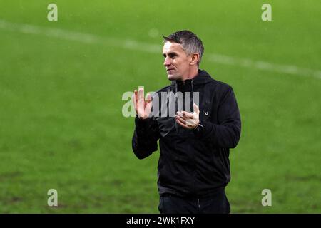 Swansea, Regno Unito. 17 febbraio 2024. Kieran McKenna, il manager dell'Ipswich Town festeggia dopo la vittoria delle sue squadre. Partita del campionato EFL Skybet, Swansea City contro Ipswich Town allo Stadio Swansea.com di Swansea, Galles, sabato 17 febbraio 2024. Questa immagine può essere utilizzata solo per scopi editoriali. Solo per uso editoriale, foto di Andrew Orchard/Andrew Orchard fotografia sportiva/Alamy Live news credito: Andrew Orchard fotografia sportiva/Alamy Live News Foto Stock