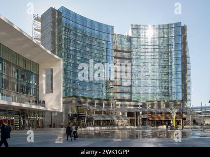 Milano, Italia: Piazza Gae Aulenti nel nuovo quartiere degli affari della città. Foto Stock