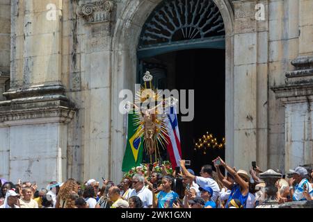 Salvador, Bahia, Brasile - 08 dicembre 2023: L'immagine di Gesù Cristo sulla croce è portata dai cattolici durante un omaggio alla Madonna di Conceicao da P. Foto Stock