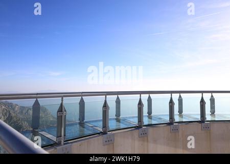 Splendida vista dalla piattaforma di osservazione sotto il cielo blu Foto Stock