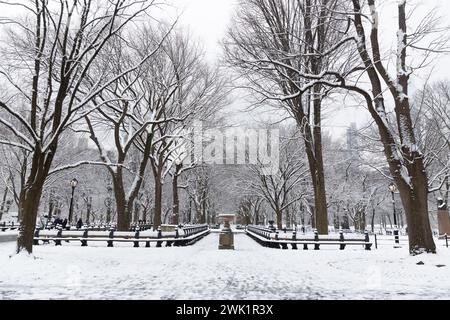 Atmosfera di Central Park in questo sabato mattina innevato a New York City. Central Park riporta un totale di 5 centimetri di neve, mentre l'aeroporto JFK ne segnala più di 15 centimetri e Coney Island ne segnala 25 centimetri. A New Brunswick, New Jersey, un osservatore riferisce che 9,3 centimetri di neve sono caduti la mattina di sabato 17 febbraio 2024 Credit: Brazil Photo Press/Alamy Live News Foto Stock