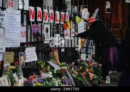 Londra, Regno Unito, 17 febbraio 2024. I tributi floreali continuarono ad essere lasciati di fronte all'ambasciata russa a Kensington dopo la morte del leader dell'opposizione Alexei Navalny. Un gruppo di persone si riunì in contemplazione tranquilla il sabato sera, nella zona dove erano stati posti cartelli e candele. Credito: Fotografia dell'undicesima ora/Alamy Live News Foto Stock