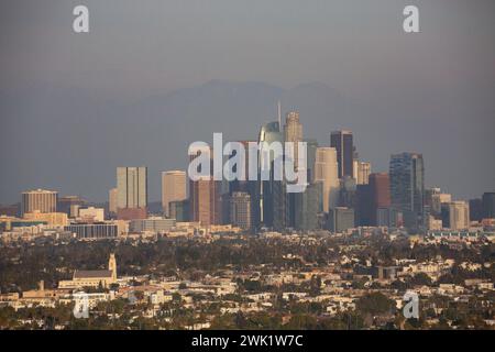 Una vista affumicata del centro di Los Angeles da Baldwin Hills Overlook, Los Angeles, CALIFORNIA, USA Foto Stock